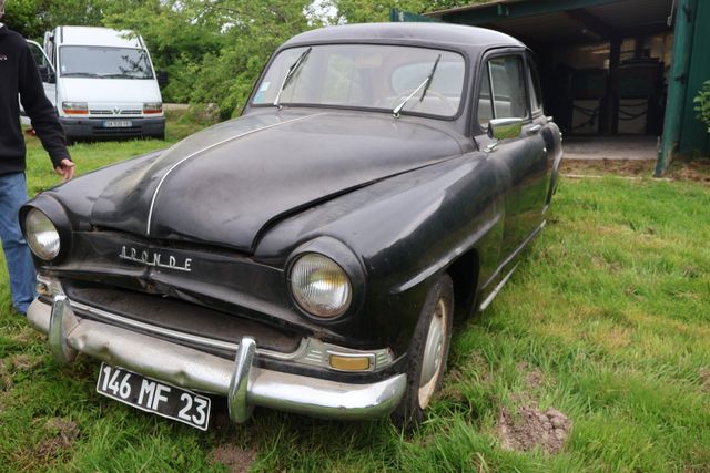 Véhicule particulier SIMCA Aronde immatriculée 146 MF 23, 1ère mi...
