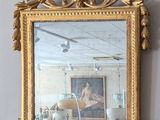 un miroir accroché au mur avec un cadre doré