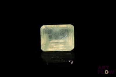 une image représentant un diamant jaune sur un fond noir