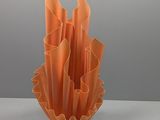 une lampe orange posée sur une table à côté d'un chargeur
