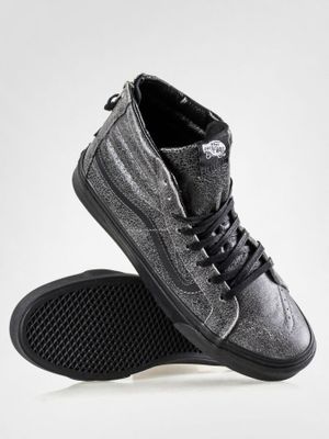 un gros plan sur une paire de baskets noires sur fond blanc