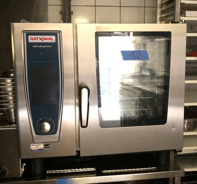un grand four professionnel installé dans une cuisine