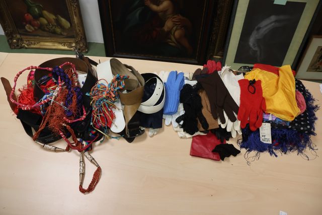 Important lot de ceintures, gants et foulards divers