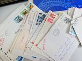 une pile de lettres posée sur un bureau, à côté d'un ordinateur portable