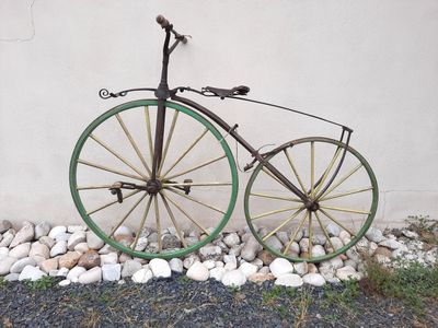 un très vieux vélo appuyé contre un mur