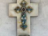 une photo d'une croix murale sur laquelle figure une croix bleue et blanche