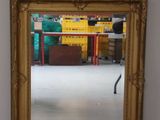 un miroir posé sur le sol d'une pièce