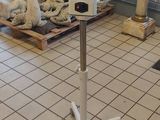 une photo d'un pied de table sur lequel est posé un ordinateur portable