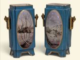 deux vases bleus décorés de motifs, posés sur une table