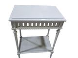 une table blanche avec une étagère en dessous