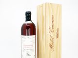 une image représentant une bouteille de whisky à côté d'une caisse en bois