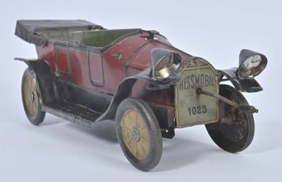 une voiture jouet posée sur une surface blanche