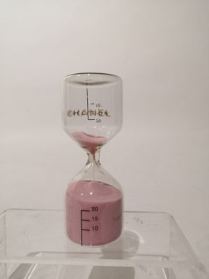un sablier contenant du sable rose
