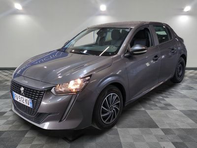 la voiture grise est garée sur un sol en damier dans le garage