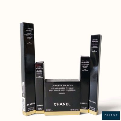 trois boîtes noires de produits cosmétiques Chanel sur fond blanc