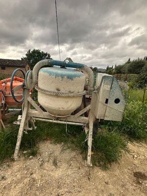 une bétonnière garée au milieu d'un champ
