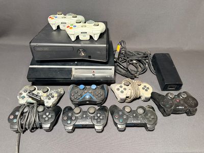 de nombreuses manettes de jeux vidéo posées sur une table