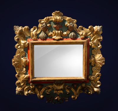 un miroir en or richement décoré, avec un fond bleu et un fond noir