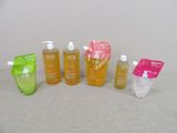 Quatre types différents de gel hydroalcoolique sont alignés sur une table