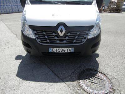 une camionnette blanche garée dans un parking