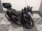 une photo d'une moto garée sur un sol à damier