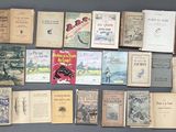 beaucoup de vieux livres posés ensemble sur la table