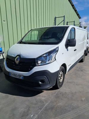 une camionnette blanche garée devant un bâtiment