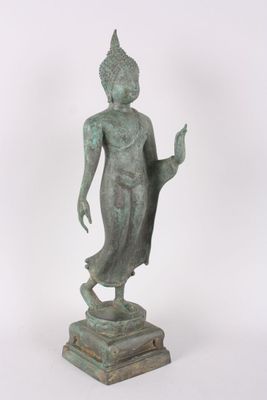 statuette en bronze représentant Bouddha marchant faisant le… - Photo 1