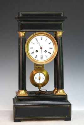 une horloge noire et or posée sur une table