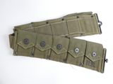 une image représentant une paire de sangles de ceinture ornées de boutons