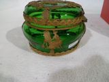 une boîte en verre vert ornée d'un motif doré