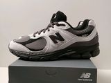 Les chaussures New Balance sont dans la boîte posée sur la table.