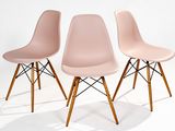 trois chaises roses aux pieds en bois sur fond blanc