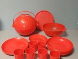 beaucoup d'assiettes et de tasses rouges sur la table