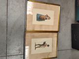 deux photos encadrées accrochées au mur d'une salle de bains