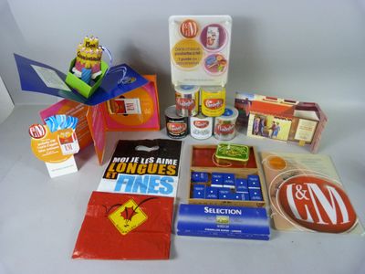 de nombreux types de bonbons et de confiseries sur la table