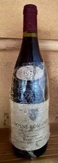 une bouteille de vin posée sur une table