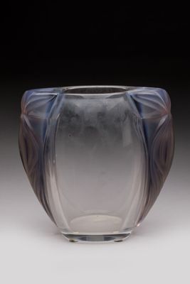 un vase en verre posé sur une table
