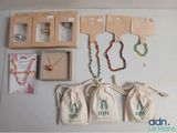 un grand nombre d'objets posés sur une table