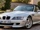 une BMW de sport argentée garée sur le bord de la route