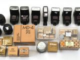 de nombreux types d'appareils photo et d'accessoires sur la table
