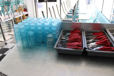 un comptoir sur lequel sont posés de nombreux ustensiles et verres
