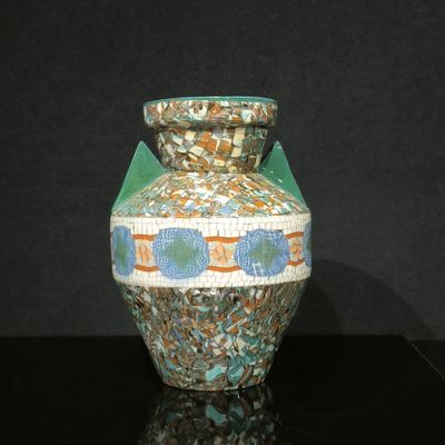 un vase posé sur une table à fond noir
