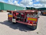 un camion rouge garé dans un parking