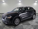 l'audi suv noir est garé sur un carrelage à carreaux
