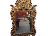 un miroir accroché au mur à côté d'une table