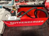 une boîte rouge contenant un tuyau, posée sur une table