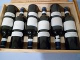plusieurs bouteilles de vin dans un coffret en bois