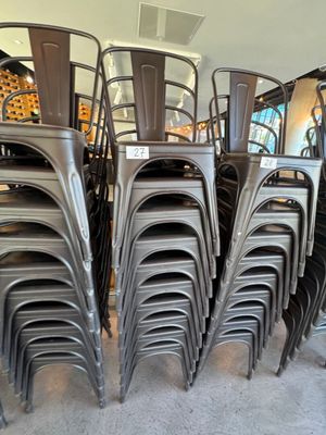 de nombreuses chaises empilées les unes sur les autres dans une pièce