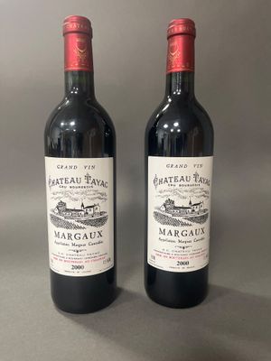 deux bouteilles de vin posées l'une à côté de l'autre sur une table